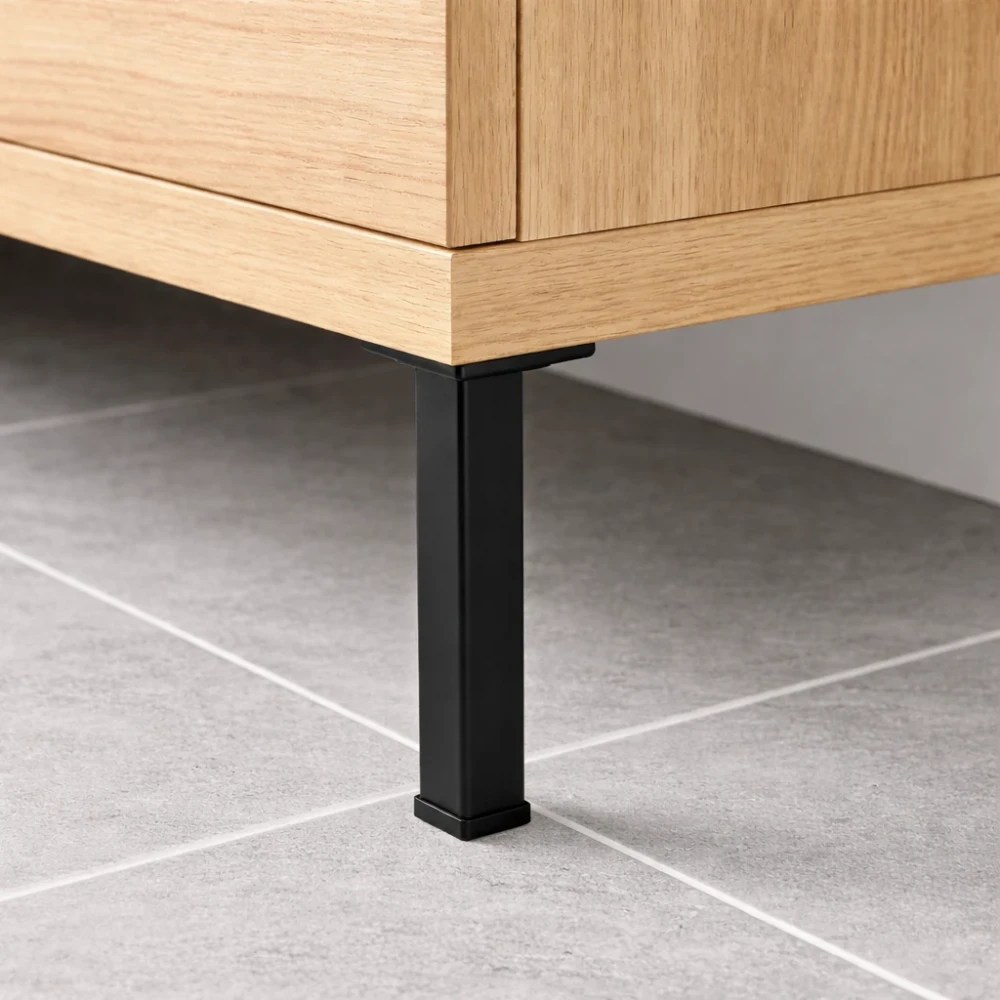 �ierna kovov� n�bytkov� no�i�ka pod skrinkou v modernom interi�ri