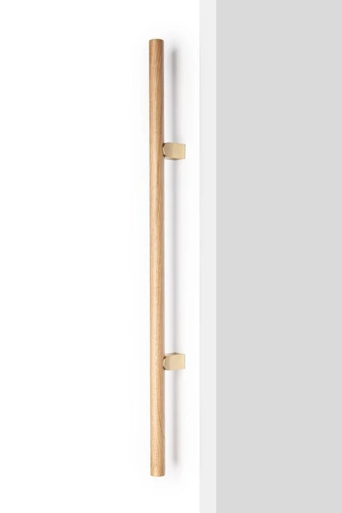 Úchytka Viefe KUMO WOOD BIG 1SS – montáž spredu / dub + lakovaná brúsená mosadz / 1010 mm