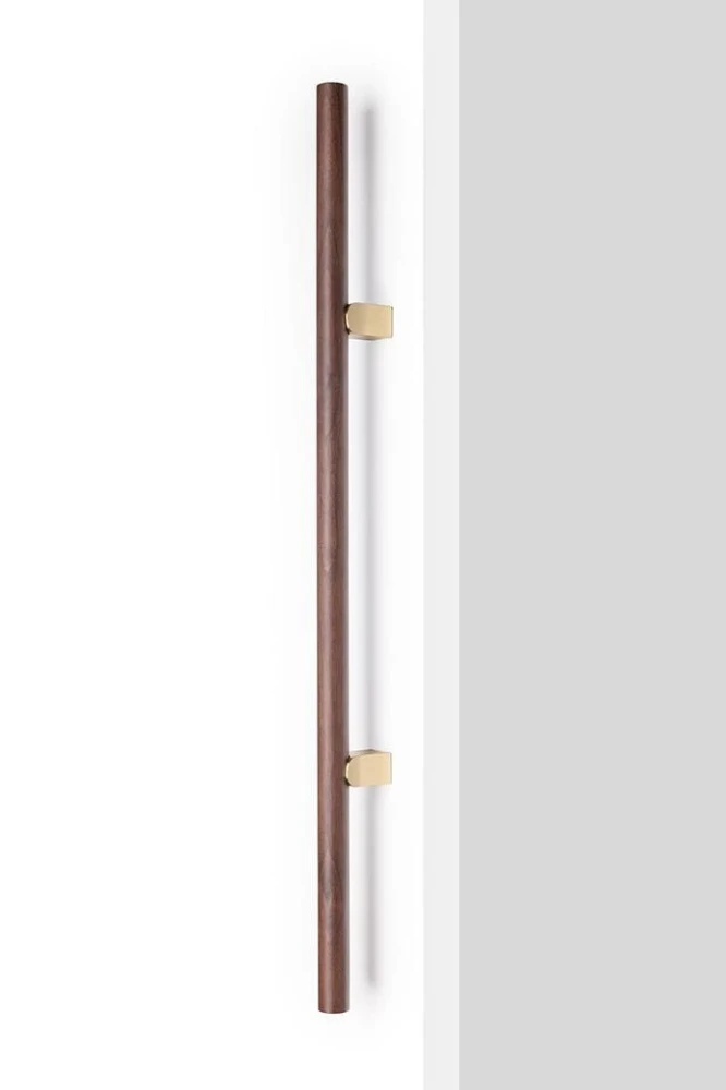 Úchytka Viefe KUMO WOOD BIG 1SS – montáž spredu / orech + lakovaná brúsená mosadz / 610 mm