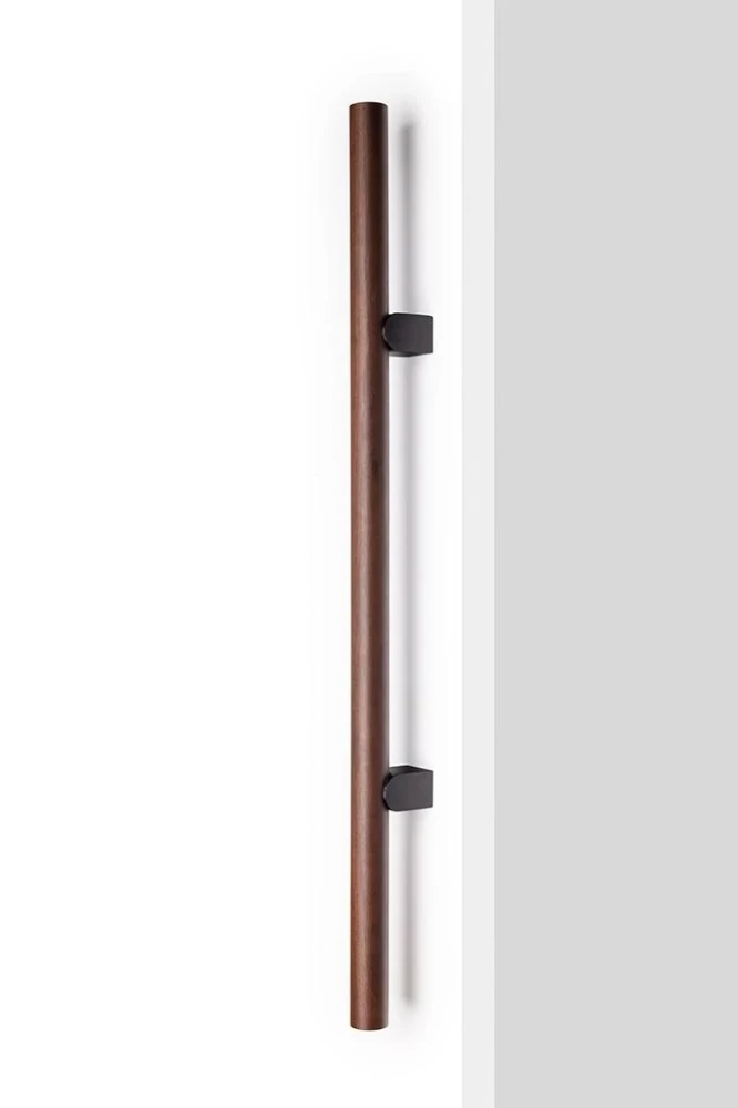 Úchytka Viefe KUMO WOOD BIG ONE 1SS – montáž spredu / orech + titánová čierna / 878 mm